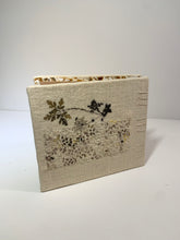Load image into Gallery viewer, Memory book - Seed stitch with herb robert print
